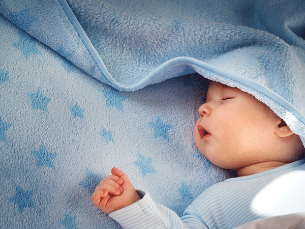 Có nên đội mũ cho trẻ sơ sinh khi ngủ không?