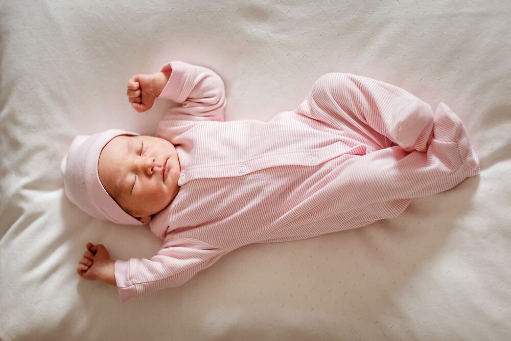 Có nên đội mũ cho trẻ sơ sinh khi ngủ? Cách giữ ấm cho bé