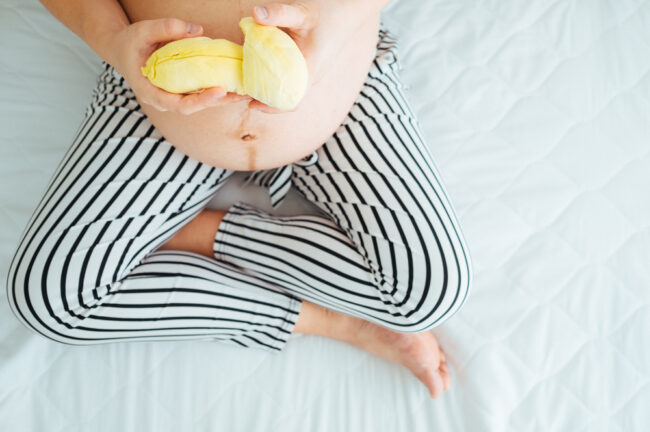 Mang thai 3 tháng cuối ăn sầu riêng được không? Mẹ ăn được nhưng cần lưu ý những điểm gì?
