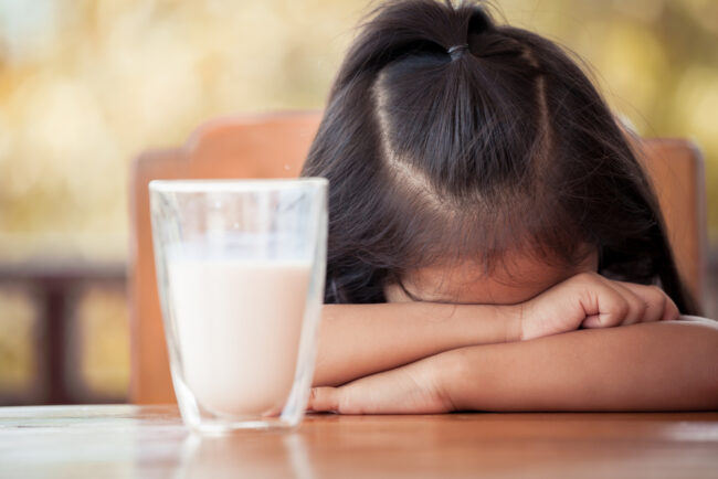 Trẻ lười uống sữa phải làm sao? Mách mẹ 3 “tuyệt chiêu” hiệu quả