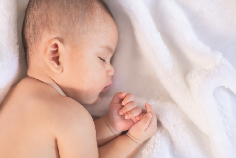 trẻ sơ sinh phì nước bọt khi ngủ