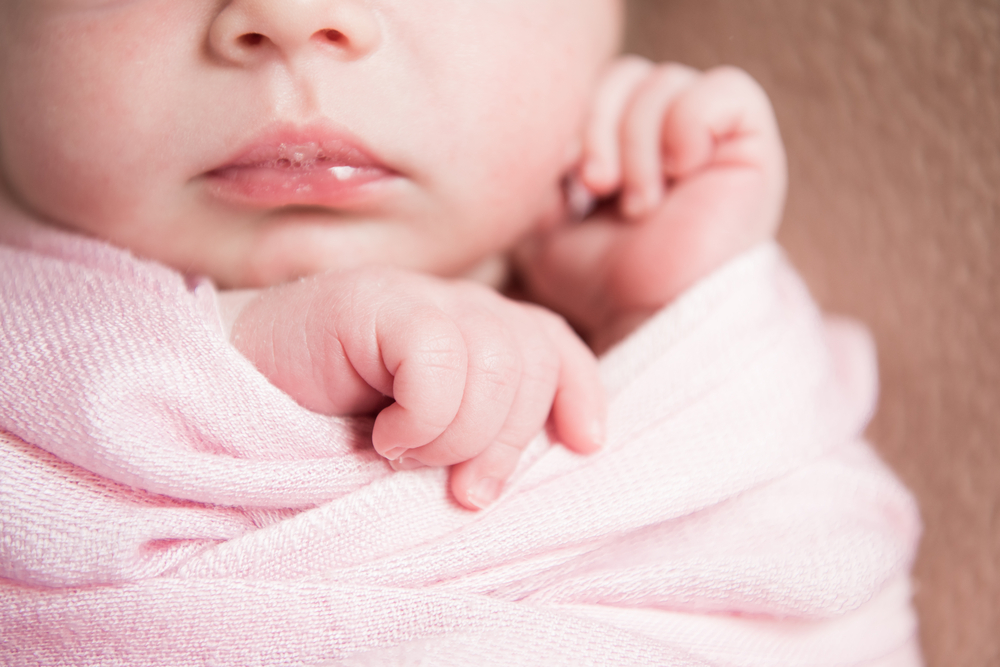 Trẻ sơ sinh phì nước bọt khi ngủ là do đâu? Cách xử lý?