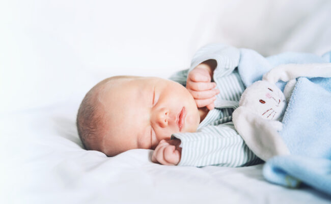 Tại sao trẻ sơ sinh ngủ hay rặn è è? Có nguy hiểm không?