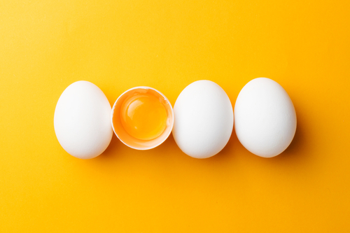 Bạn cũng nên kiêng ăn các loại trứng.