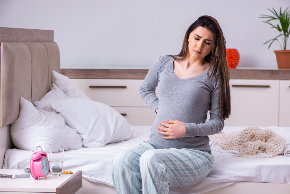 dấu hiệu bất thường khi mang thai 3 tháng giữa: đột ngột đau ở tử cung