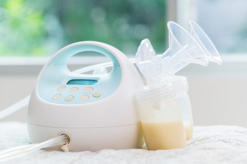 quà tặng cho bà bầu sắp sinh có thể là chiếc máy hút sữa tiện dụng