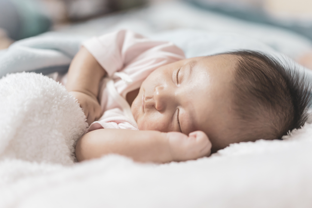 Điều cha mẹ cần tránh trong cách dỗ trẻ sơ sinh ngủ ngon