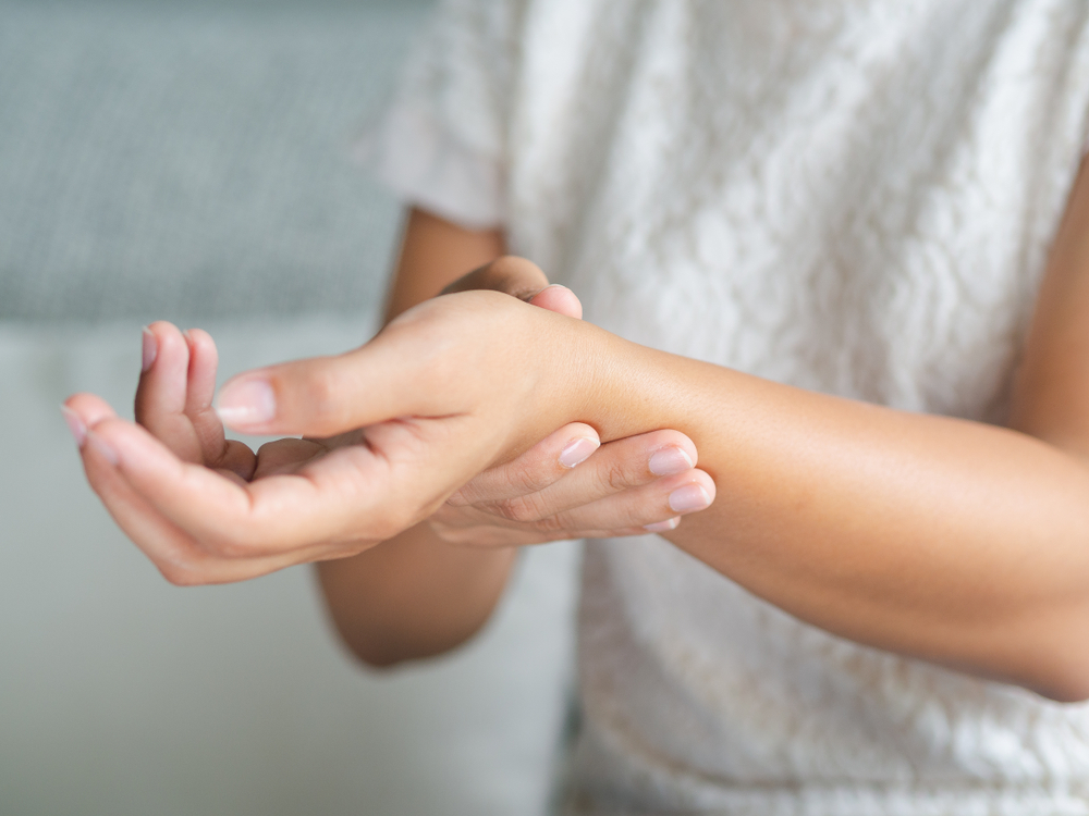 Đau cổ tay sau sinh khi nào bình thường, khi nào đáng lo?