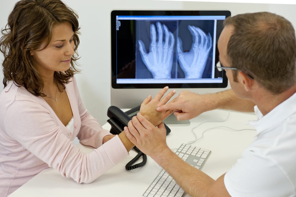chẩn đoán đau cổ tay sau sinh như thế nào