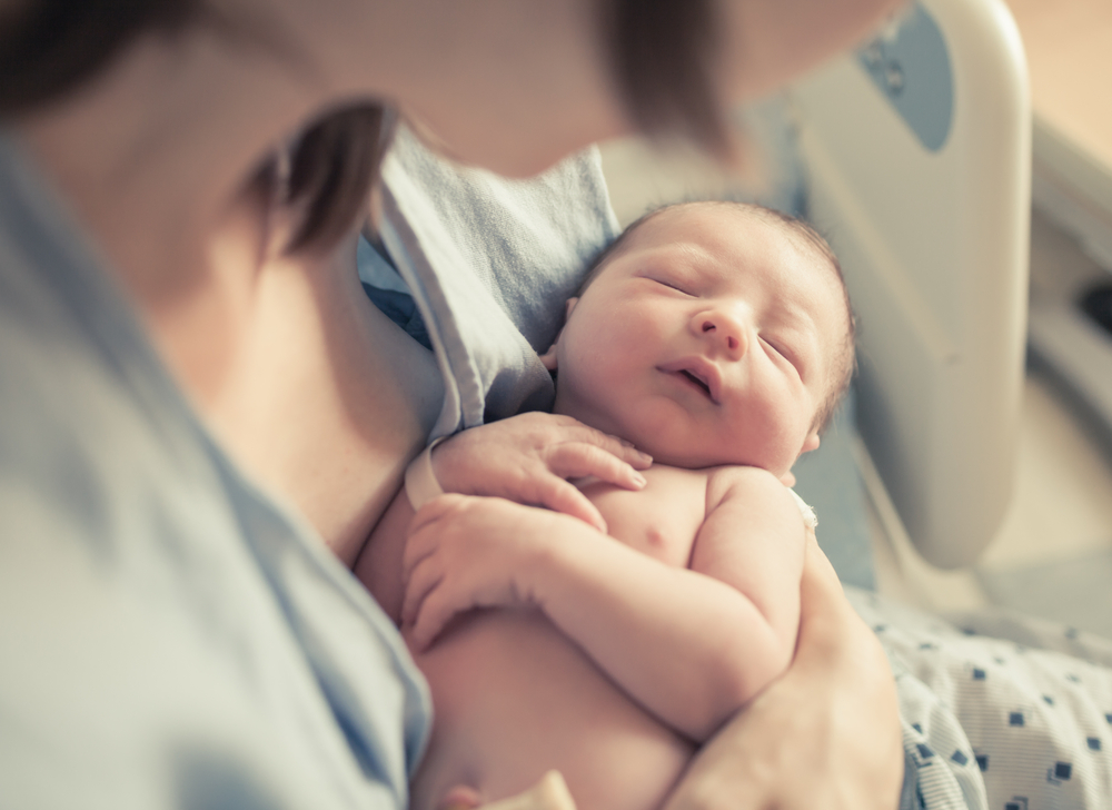Trẻ sơ sinh không khóc ngay sau khi sinh có sao không?