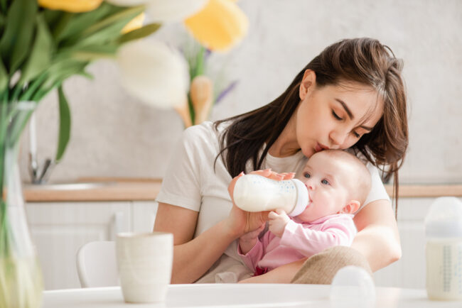 Bảng ml sữa chuẩn cho bé bú mẹ và sữa công thức theo tháng