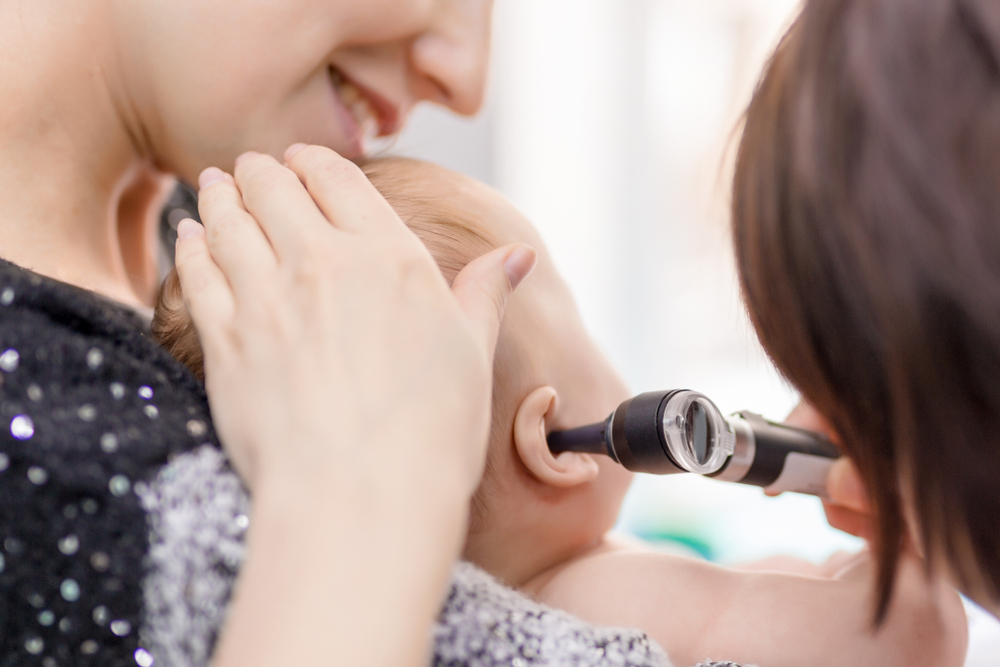 Cách điều trị viêm tai giữa ở bé