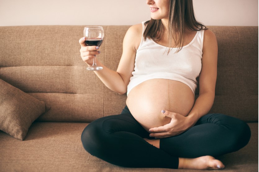 Đồ uống có cồn là những đồ uống cần tránh khi mang thai
