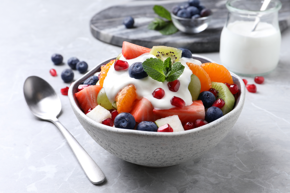 Salad rau trộn trái cây sốt sữa chua - một trong những món ăn healthy dễ làm