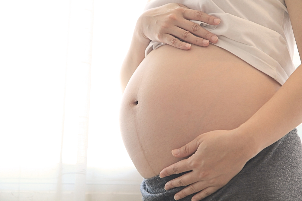 Phù tay khi mang thai tháng cuối nguy hiểm không?
