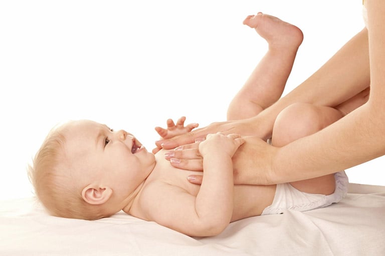 Giãn ruột sinh lý ở trẻ sơ sinh là gì - Massage bụng cho bé