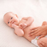 Giãn ruột sinh lý ở trẻ sơ sinh là gì? Dấu hiệu và cách chăm sóc trẻ