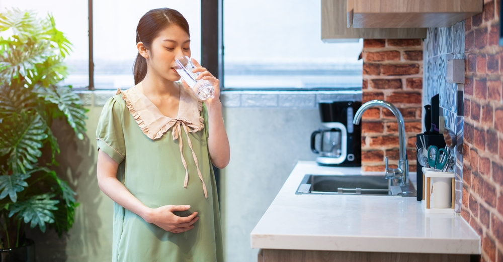 Uống đủ nước cũng là một trong những điều cần biết khi mang thai