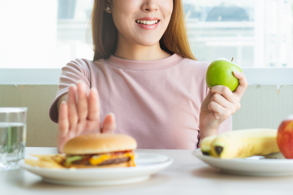 Hạn chế đồ ăn nhanh là cách giảm cân tại nhà không dùng thuốc
