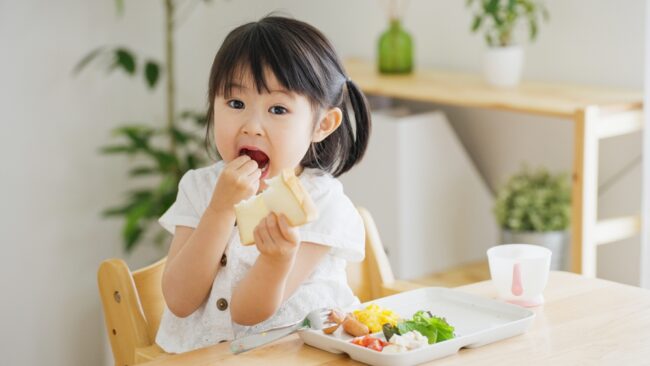 Trẻ 1 tuổi biếng ăn phải làm sao? Mách mẹ 10 giải pháp