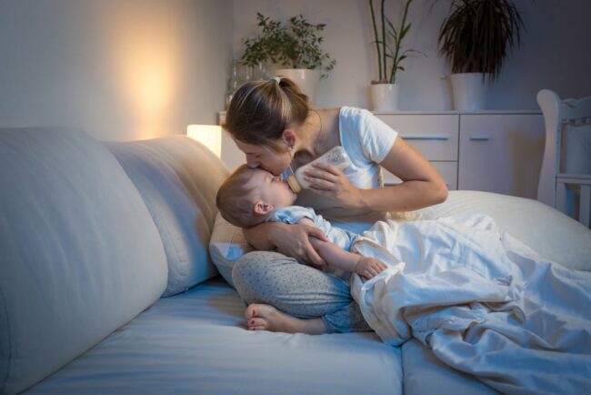 Có nên đánh thức trẻ sơ sinh dậy bú đêm không?