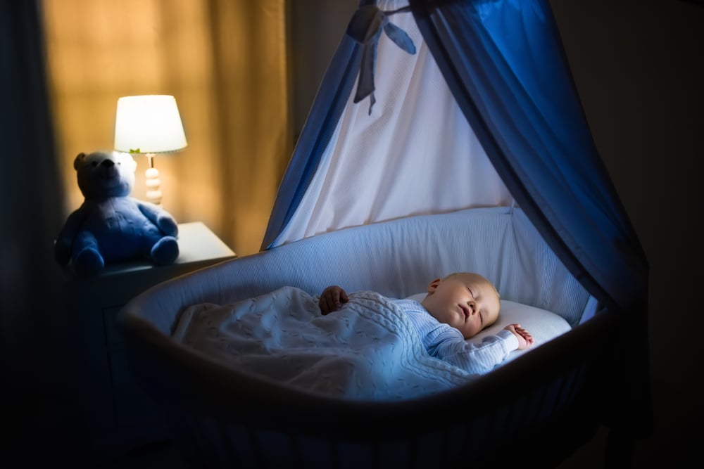 Có nên đánh thức trẻ sơ sinh dậy bú đêm hay không?