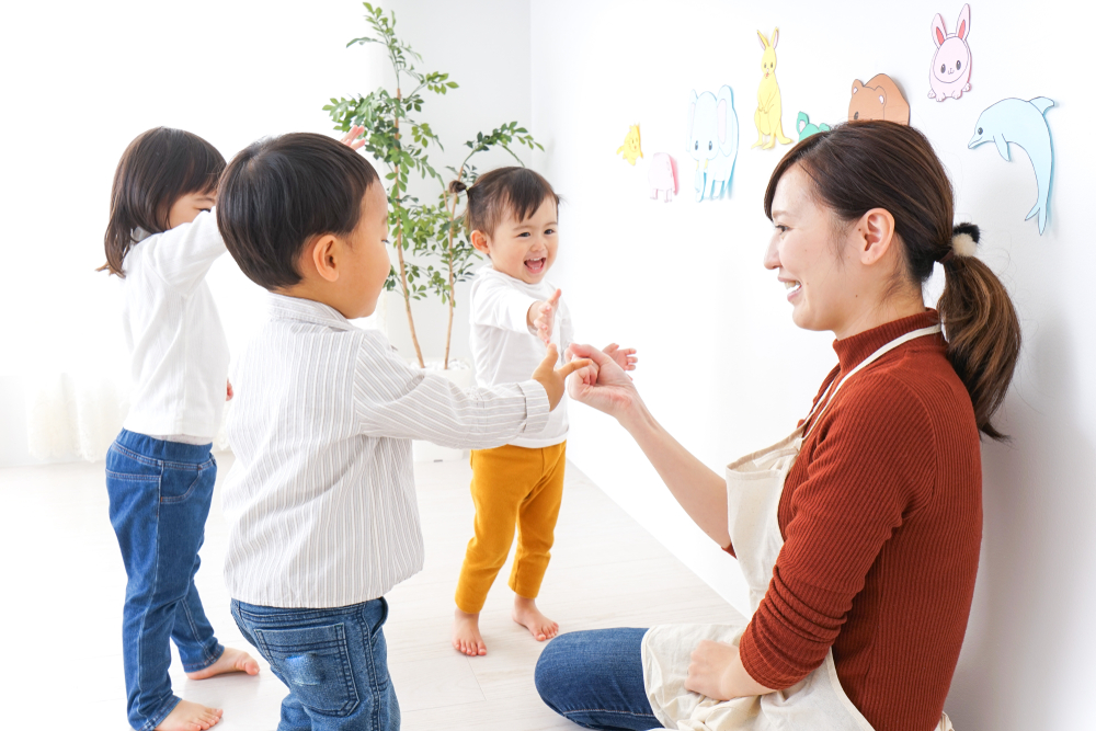 Để hỗ trợ tâm lý cho trẻ 2 - 3 tuổi bắt đầu đi học, cha mẹ có thể đóng vai thầy cô để dạy và học với con