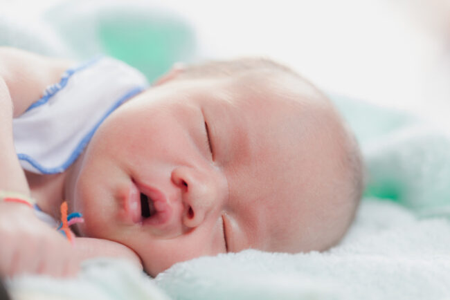 Trẻ sơ sinh thở như thế nào là bình thường? Cách điều trị
