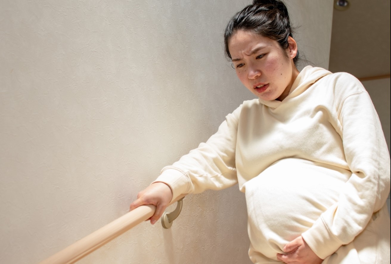 mang thai 3 tháng cuối có nên leo cầu thang không? Khi nào nên tránh leo cầu thang?