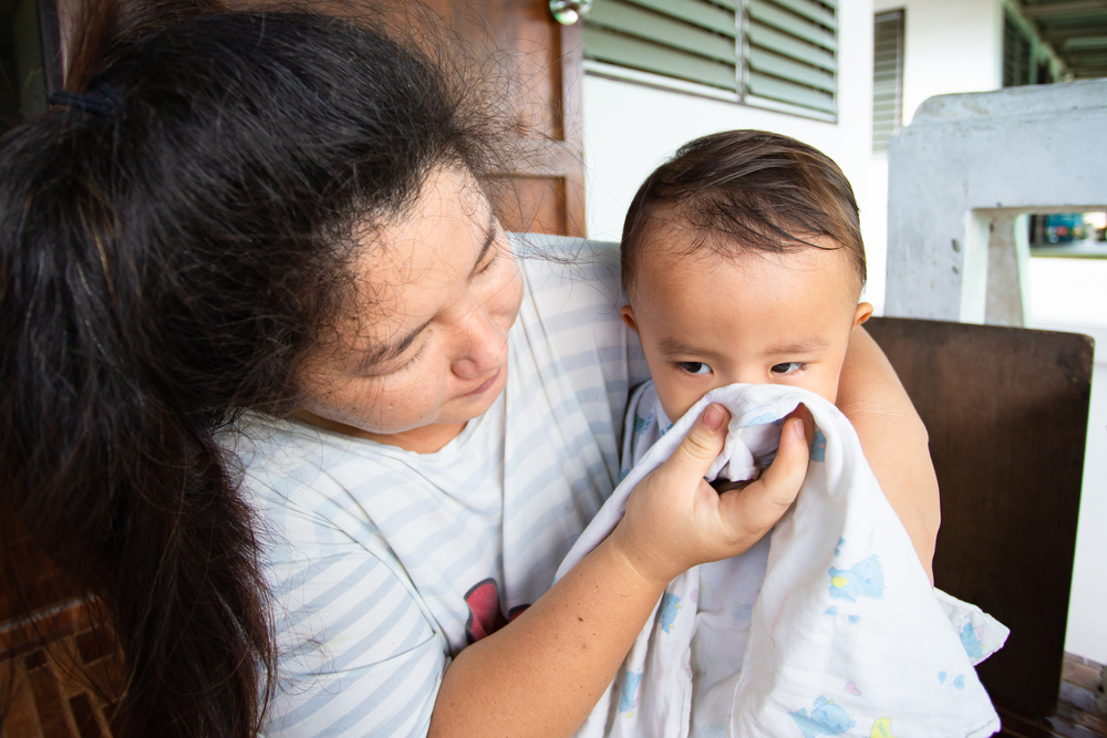 Mẹo dân gian chữa nghẹt mũi cho trẻ sơ sinh an toàn bằng cách chườm nước ấm