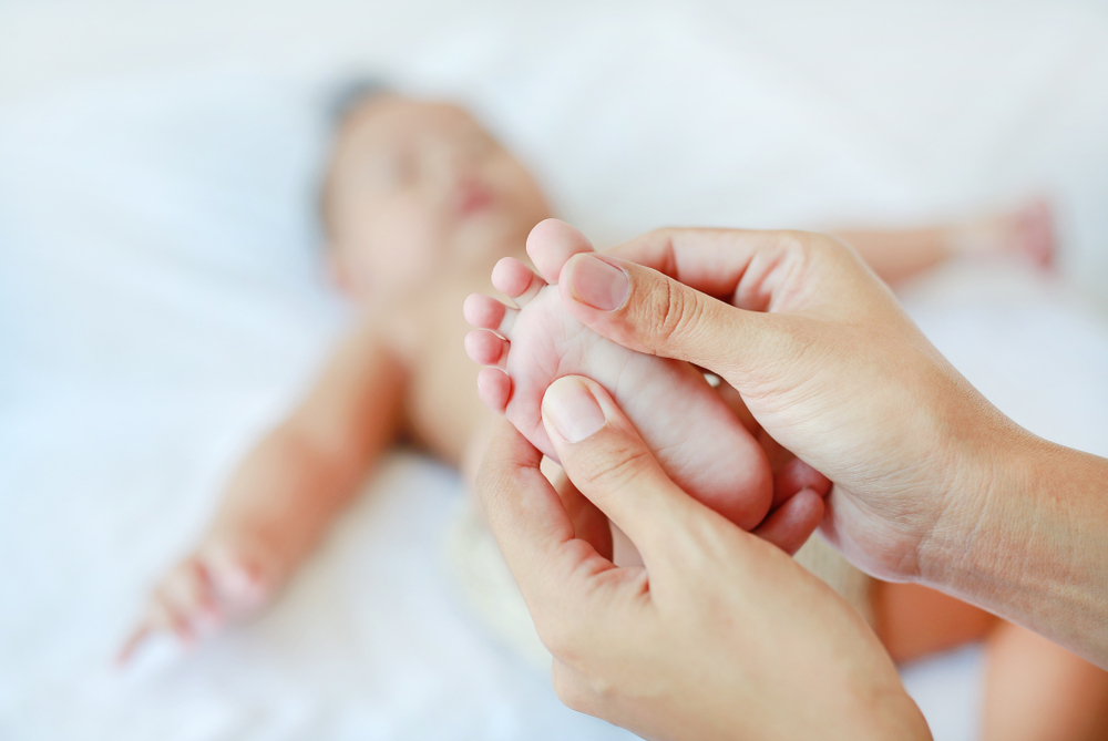 Mẹo dân gian chữa nghẹt mũi cho trẻ sơ sinh là dùng dầu khuynh diệp để massage lòng bàn chân