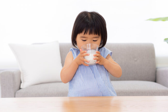 Trẻ trên 1 tuổi nên uống sữa tươi hay sữa bột?