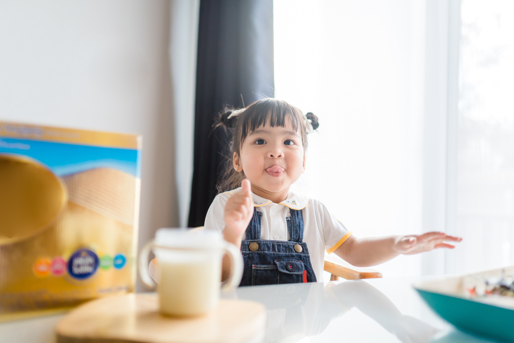  Trẻ trên 1 tuổi nên uống sữa tươi hay sữa bột? Còn tùy thuộc vào nhu cầu dinh dưỡng của bé
