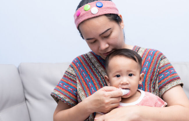 Hướng dẫn mẹ rơ lưỡi cho trẻ sơ sinh đúng cách, sạch khuẩn