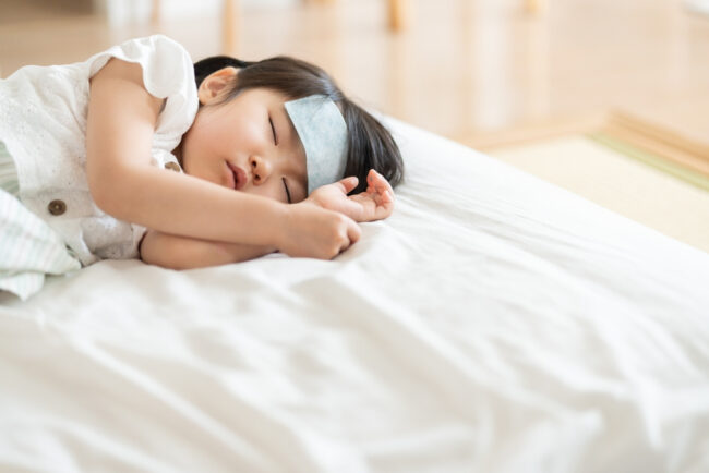 Cha mẹ nên làm gì khi trẻ bị sốt co giật ngay tại nhà?