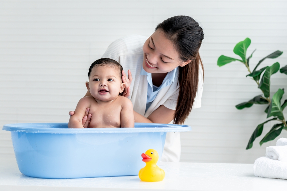 Tắm lá chè xanh tươi là một mẹo dân gian chữa vàng da ở trẻ sơ sinh đơn giản và an toàn
