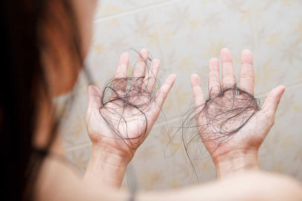 Rụng tóc sau sinh bao lâu thì hết? Nguyên nhân và cách khắc phục