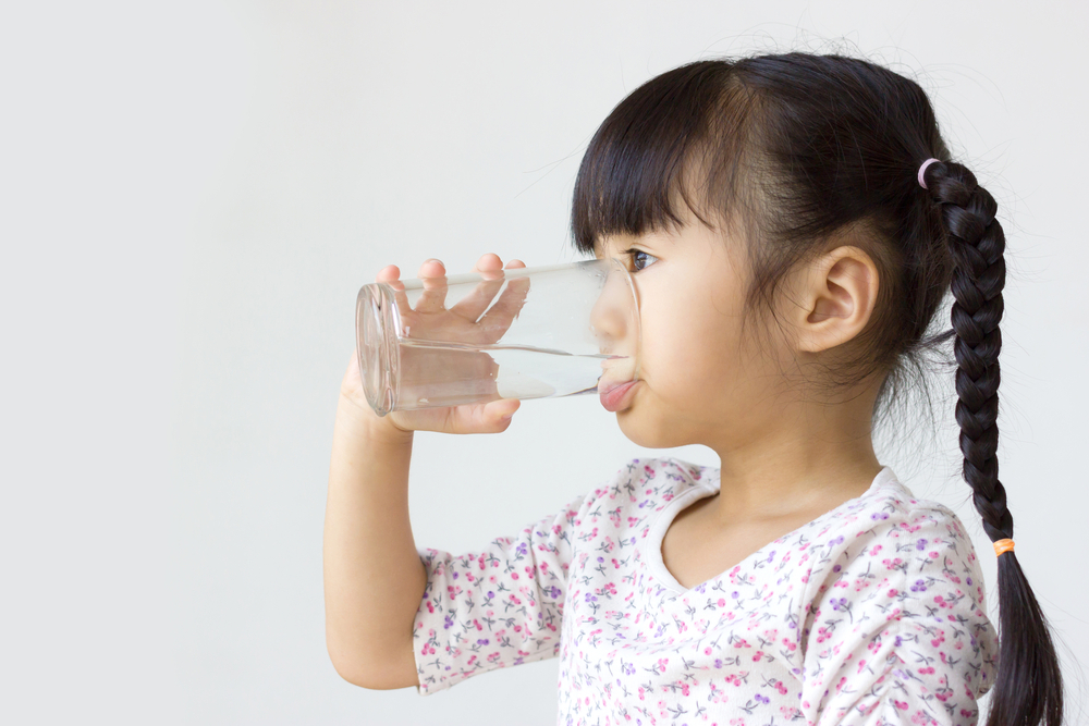 Cho trẻ uống nhiều nước ấm là một cách chữa hắt hơi sổ mũi liên tục tại nhà cho trẻ
