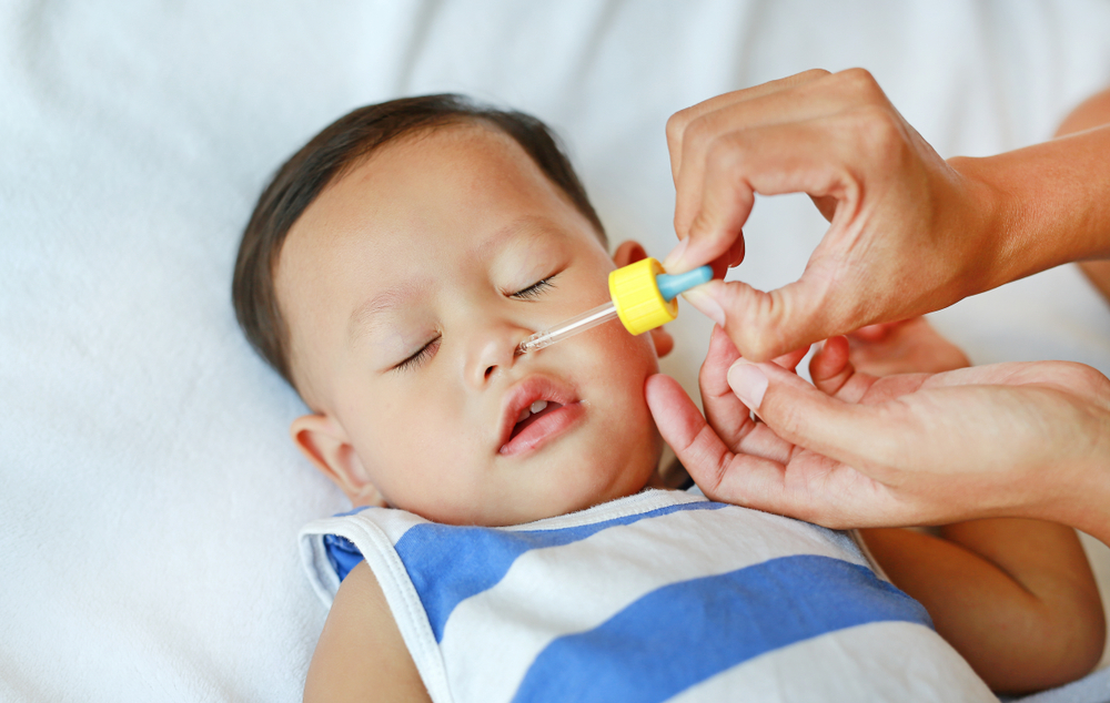 Sử dụng nước muối sinh lý để nhỏ mũi cho trẻ