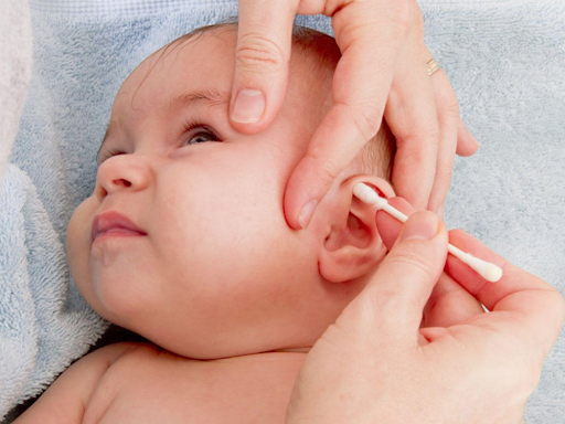Việc ngoáy tai cho bé bằng tăm bông có thể tiềm ẩn nhiều rủi ro nguy hiểm.