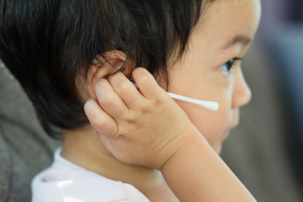 Ngoáy tai bằng tăm bông bị chảy máu ở trẻ có nguy hiểm không?