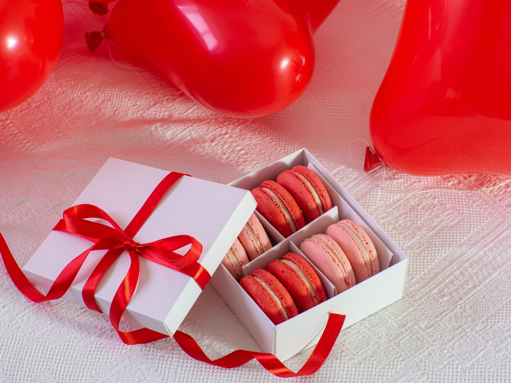 Bánh kẹo chính là món quà tặng 20/11 ý nghĩa cho thầy cô giáo thích sự ngọt ngào 