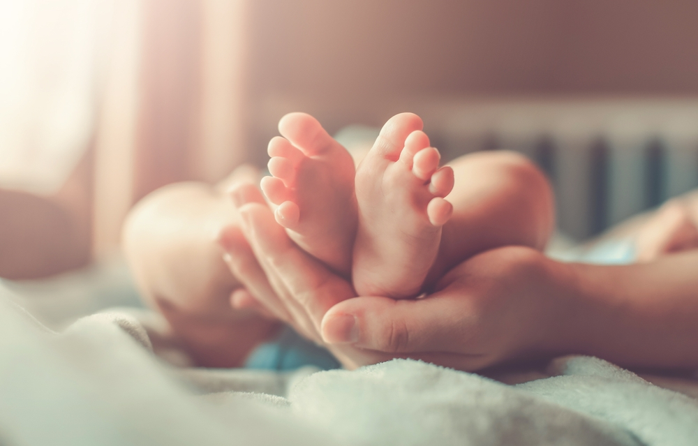  Lấy máu gót chân trẻ sơ sinh để làm gì?