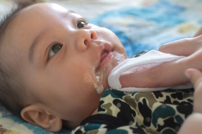 Các dạng nôn, ọc, trớ sữa ở trẻ sơ sinh: Mẹ đã nhận biết được?