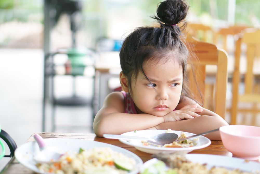 Trẻ 3-4 tuổi biếng ăn có thể là do ba mẹ bắt ép con cái ăn uống