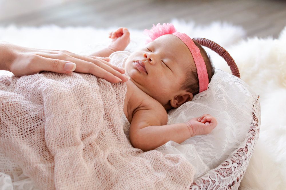 Tại sao trẻ sơ sinh ngủ hay giật mình?
