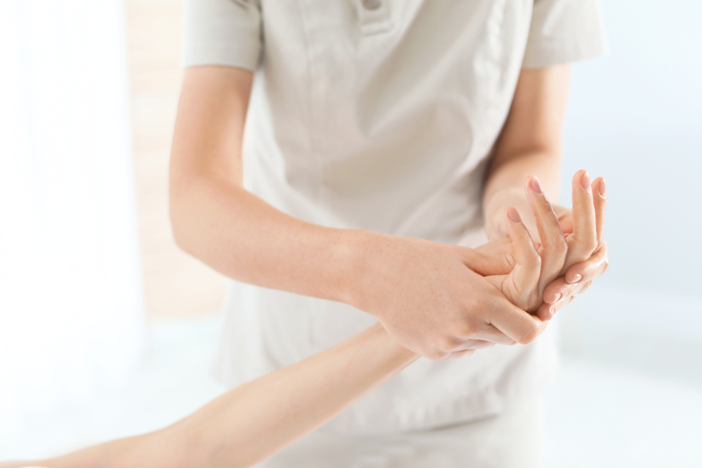 Massage là cách làm giảm tê nhức tay ở bà bầu không cần phẫu thuật