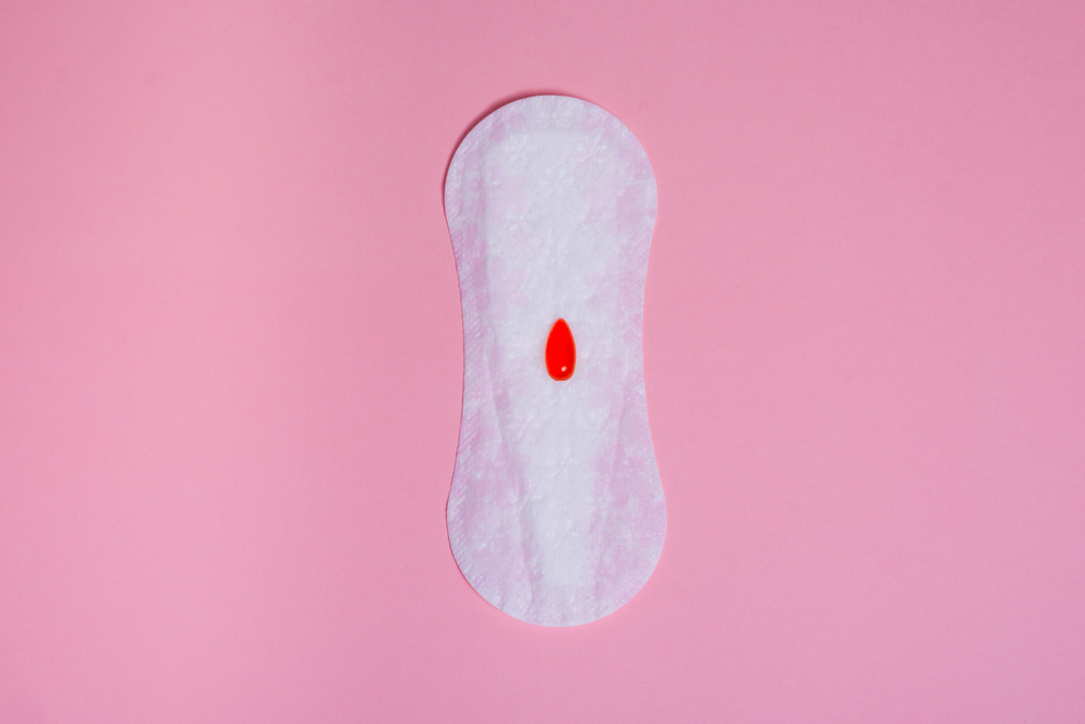 Máu báo thai chỉ ra lốm đốm vài giọt không thể làm đầy một miếng băng vệ sinh