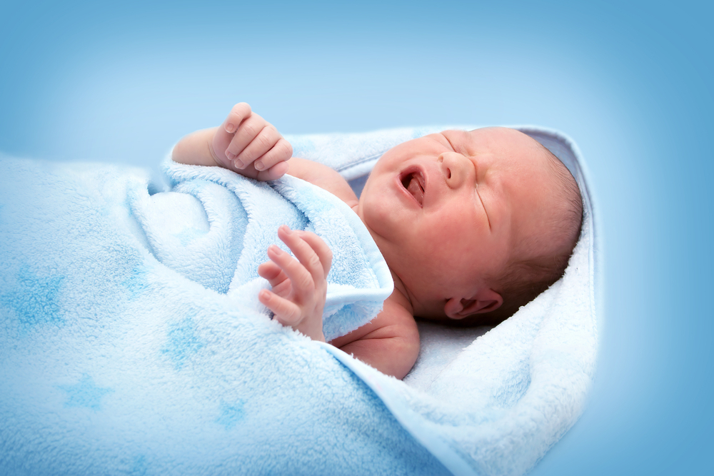 Biểu hiện thường thấy khi trẻ sơ sinh đau bụng về đêm là bé khóc lớn