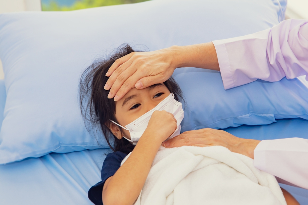 Khi nào cần đưa trẻ đi bệnh viện khi trẻ bị sốt không rõ nguyên nhân?